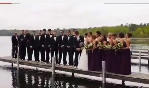 Vestuvių svita fotosesijos metu įkrito į vandenį