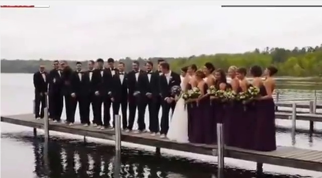 Vestuvių svita fotosesijos metu įkrito į vandenį