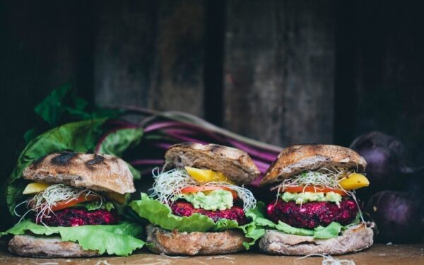 Sekmadienio burtai virtuvėje: švediškas vegetariškų burgerių su burokėliais variantas