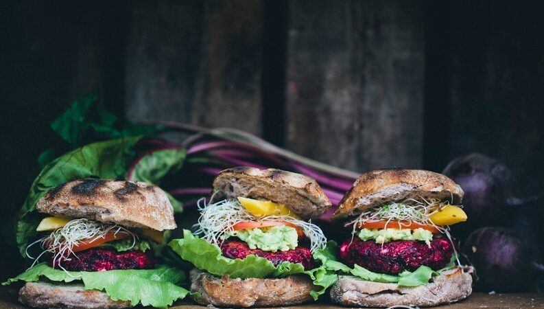 Sekmadienio burtai virtuvėje: švediškas vegetariškų burgerių su burokėliais variantas