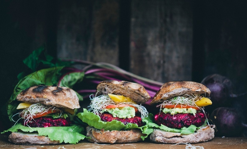 Sekmadienio burtai virtuvėje: švediškas vegetariškų burgerių su burokėliais variantas