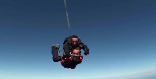 Žmogus be kojų ir rankų N.Vujicic po banglentės išbandė ir parašiutą (video)