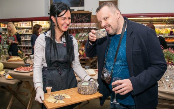 Šviežio maisto baro atidaryme A. Užkalnis neatsispyrė sūriui su rugiagėlių žiedlapiais (foto)