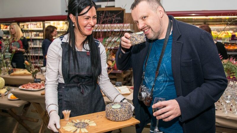 Šviežio maisto baro atidaryme A. Užkalnis neatsispyrė sūriui su rugiagėlių žiedlapiais (foto)