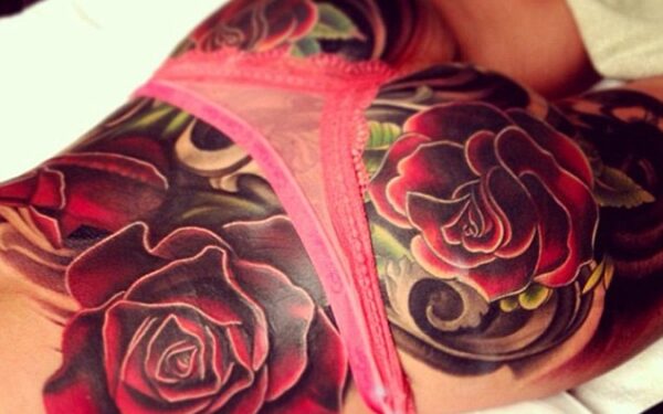 Cheryl Cole kūną papuošė stulbinamo dydžio rožės (foto)
