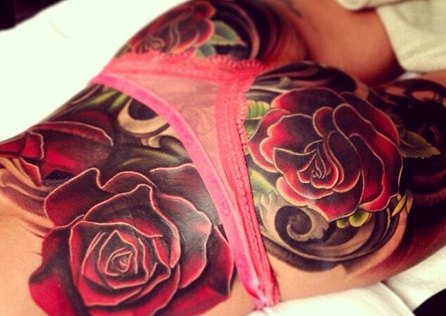Cheryl Cole kūną papuošė stulbinamo dydžio rožės (foto)