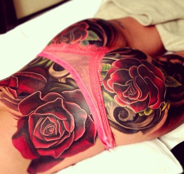 Cheryl Cole kūną papuošė stulbinamo dydžio rožės (foto)