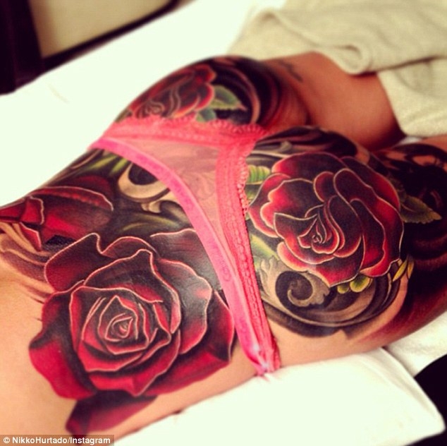Cheryl Cole kūną papuošė stulbinamo dydžio rožės (foto)