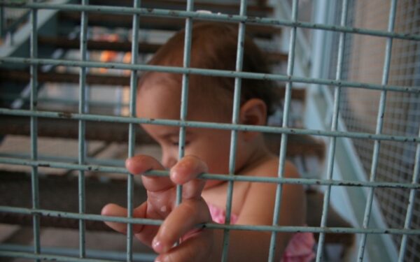 Žiauri realybė: motinos skirtingų šalių kalėjimuose (foto)