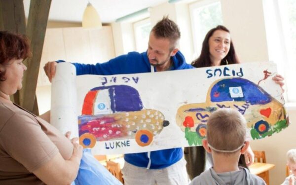 L. Adomaičio labdaros fondas įteikė vaikams 30 metrų linkėjimų