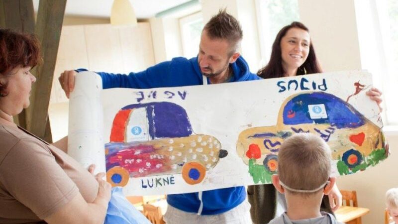 L. Adomaičio labdaros fondas įteikė vaikams 30 metrų linkėjimų