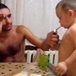 Dar nekalbantis berniukas tėčiui padedant mokosi rūkyti (video)