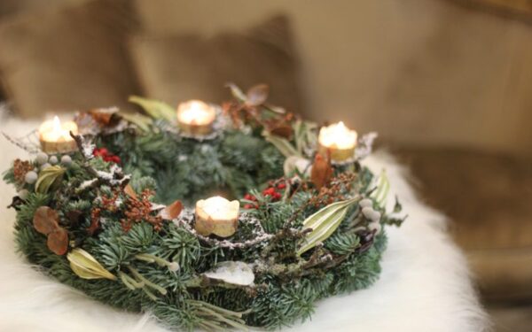 Dizainerės patarimai Kalėdiniam biuro ir namų dekorui