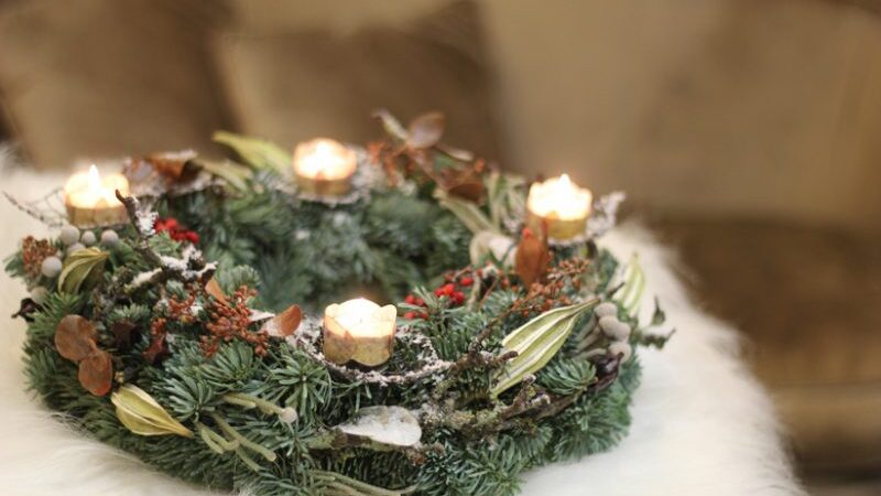 Dizainerės patarimai Kalėdiniam biuro ir namų dekorui