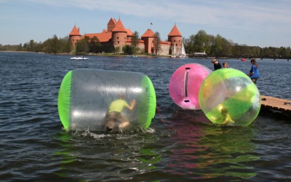 „Bliuzo naktų“ pramogos – nuo vaikščiojimo vandeniu iki protų kovų