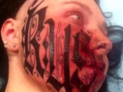 Mergina ant veido išsitatuiravo vaikino vardą (video)