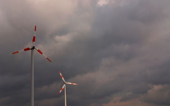 Stiprūs vėjo gūsiai jau pridarė nuostolių visoje Lietuvoje