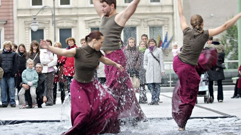 „Galapaguose“ šokio spektaklis vandenyje ir gigantiški toršerai