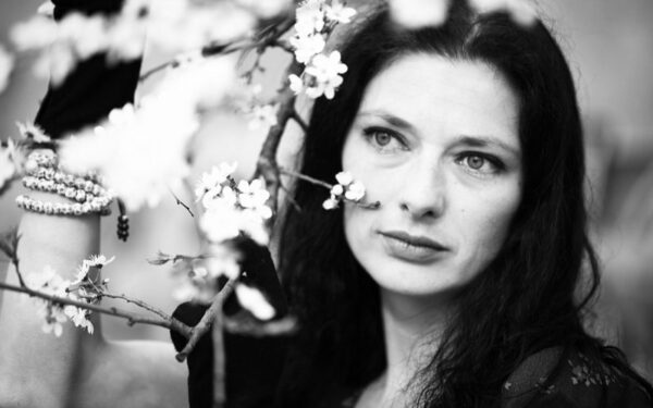 Su aktore Vilma Raubaite – apie kryžiumi įvertintą velnio vaidmenį ir kitas teatrines patirtis (interviu)