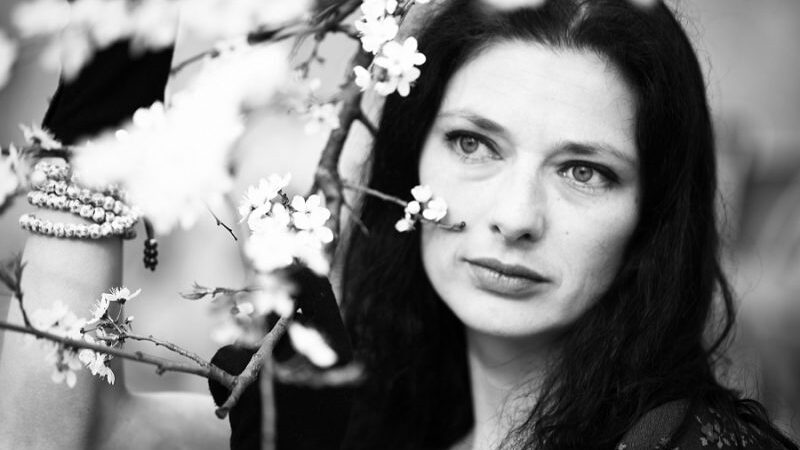 Su aktore Vilma Raubaite – apie kryžiumi įvertintą velnio vaidmenį ir kitas teatrines patirtis (interviu)