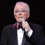Neįveikęs kovos su vėžiu mirė legendinis JAV dainininkas