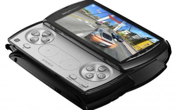 „Xperia PLAY” – pirmasis mobilusis telefonas su „PlayStation“