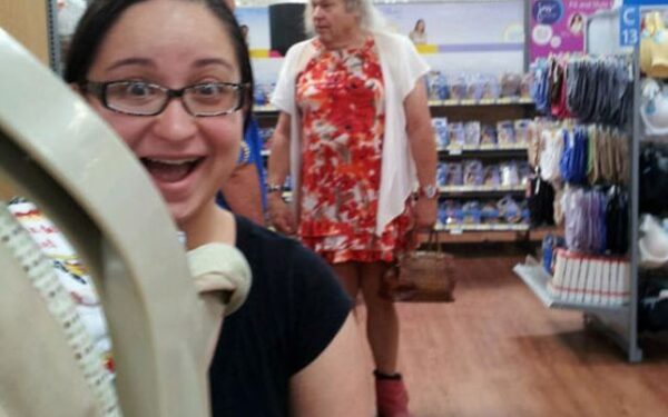 Keisti ir juokingi žmonės, kuriuos gali sutikti prekybos centre (foto)