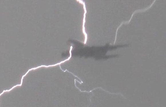 Vaizdas, kaip žaibas trenkia į oro lainerį (Video)