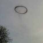 Anglijos danguje pasirodė ir dingo nepaaiškinamas juodas žiedas (video)