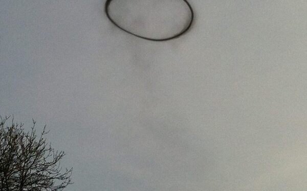 Anglijos danguje pasirodė ir dingo nepaaiškinamas juodas žiedas (video)