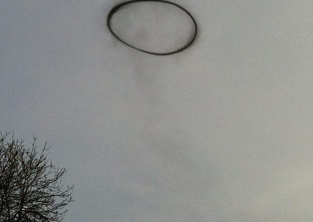 Anglijos danguje pasirodė ir dingo nepaaiškinamas juodas žiedas (video)