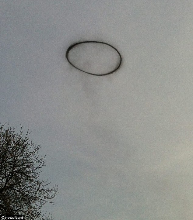Anglijos danguje pasirodė ir dingo nepaaiškinamas juodas žiedas (video)