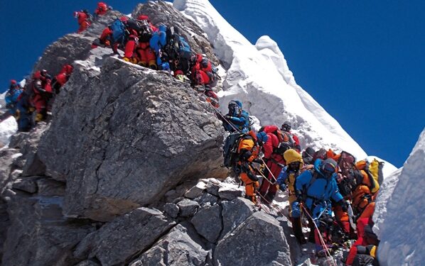 Everestas šiandien: žmonių grūstys ir pavojai