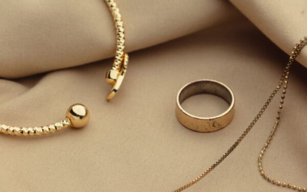 Kaklo papuošalai – kas šį sezoną madinga ir kaip juos dėvėti?