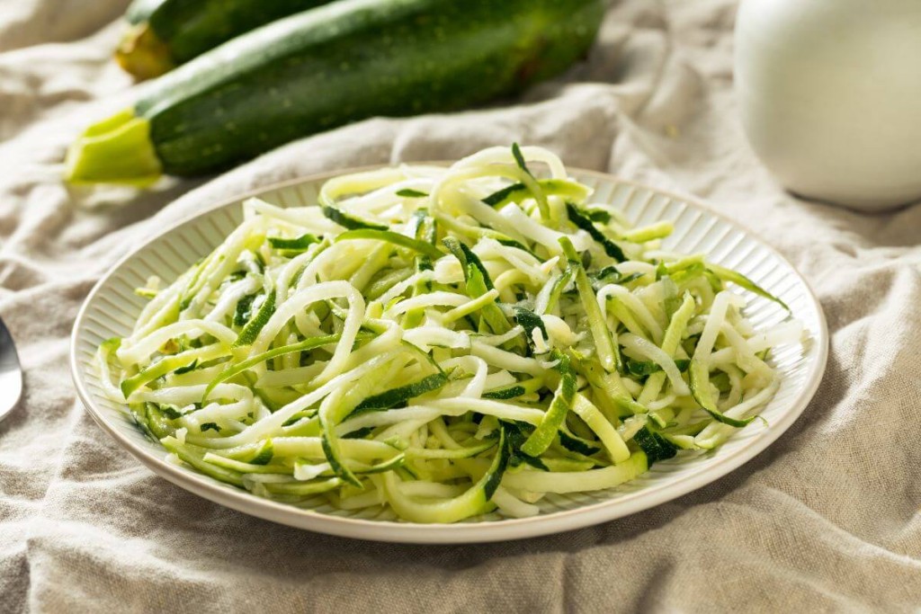 Kedro-riešutai-Cukinijų-makaronai-su-pesto-verde-keptais-pomidorais-ir-kedro-riešutais-receptas - Laikas.lt Kedro riešutai. Cukinijų makaronai su pesto verde, keptais pomidorais ir kedro riešutais receptas