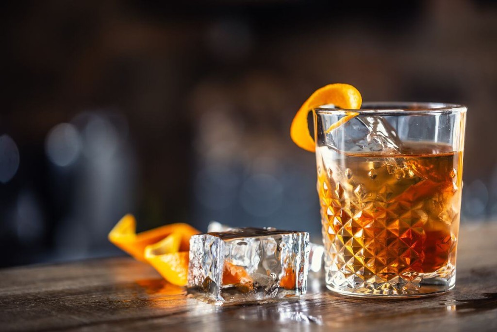 Kokteiliai-su-romu-rum-old-fashioned - Laikas.lt Kokteiliai su romu. Rum old fashioned