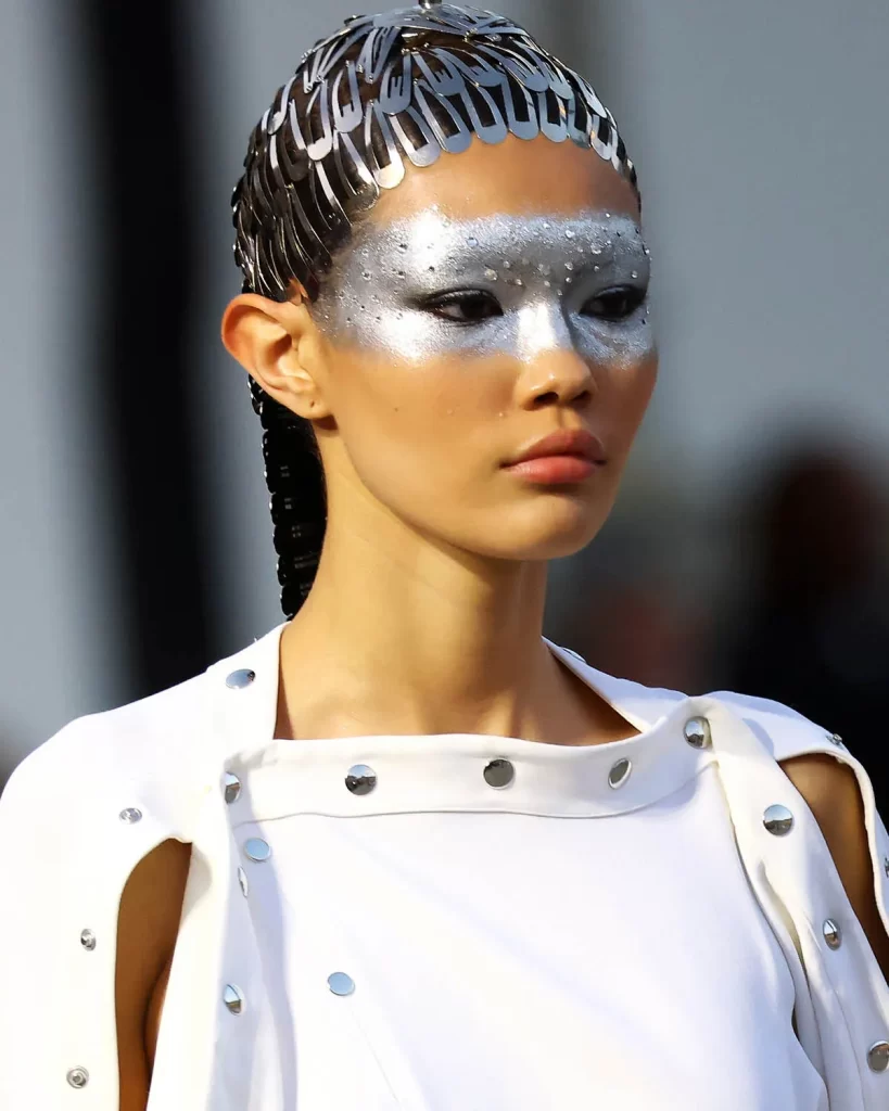 Makiazo-tendencijos.-Futuristinis-Y3K-ikveptas-makiazas - Laikas.lt Rudens makiažo tendencijos. Futuristinis Y3K įkvėptas makiažas