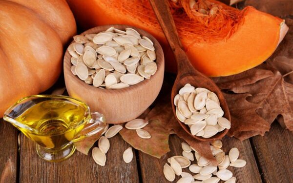 Moliūgų sėklų aliejus – skanus ir naudingas priedas prie salotų ir desertų, kurį galite pasigaminti patys namuose!