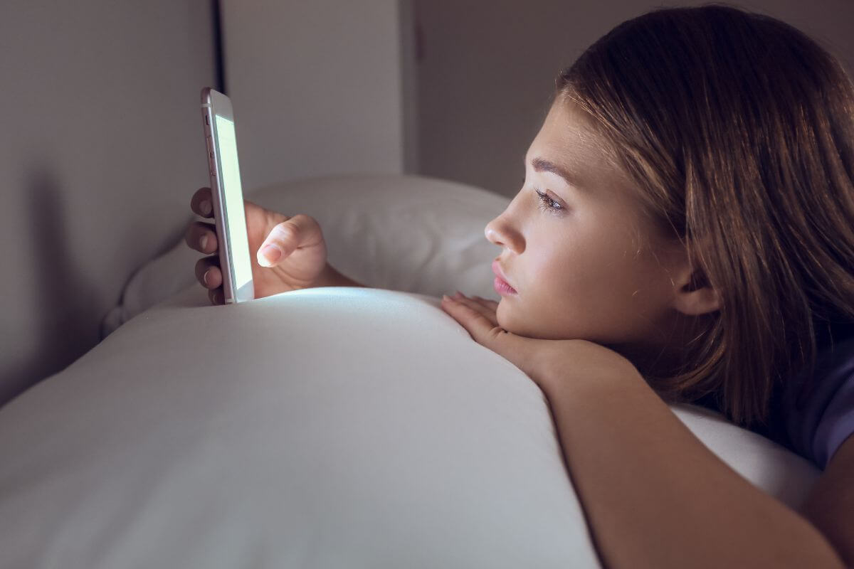 Naršymas telefone prieš miegą gali sukelti šias neigiamas-pasekmes