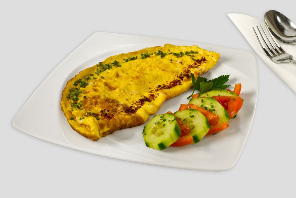 Omletas-daznai-patiekamas-su-ivairiais-zalumynais - Laikas.lt Omletas dažnai patiekamas su įvairiais žalumynais