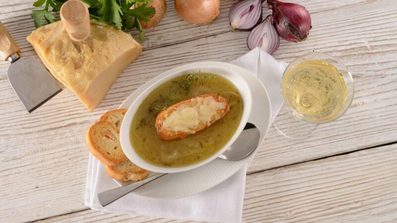 Svogūnų sriuba. Kokia jos kilmė ir kaip pasigaminti?
