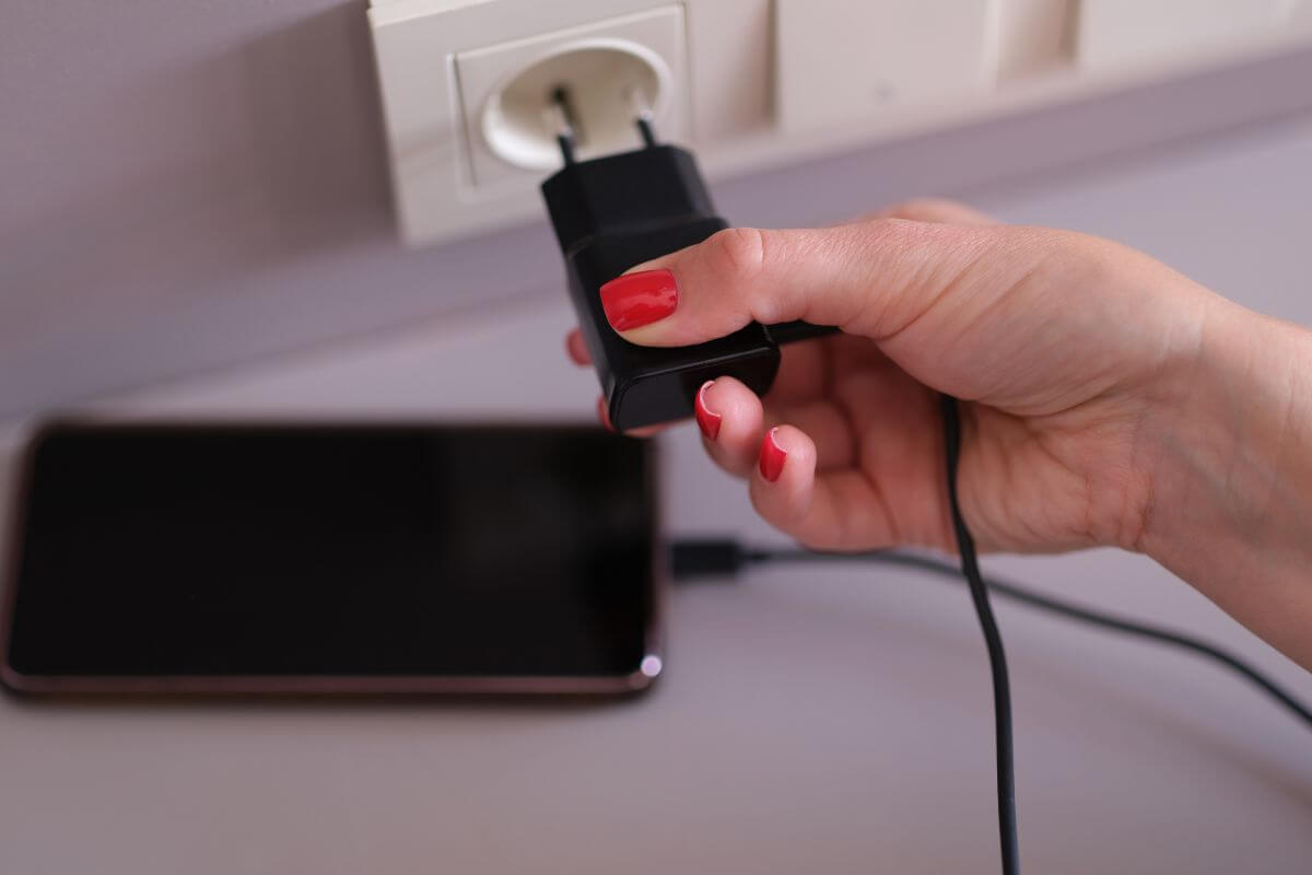 Telefono įkroviklis elektros lizde
