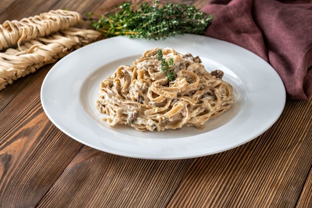 Valgomi grybai. Grybų ir špinatų tagliatelle receptas