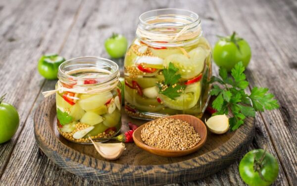 Marinuokite žalius pomidorus su česnakais šiuo būdu ir vos per kelias minutes turėsite tikrą skanėstą