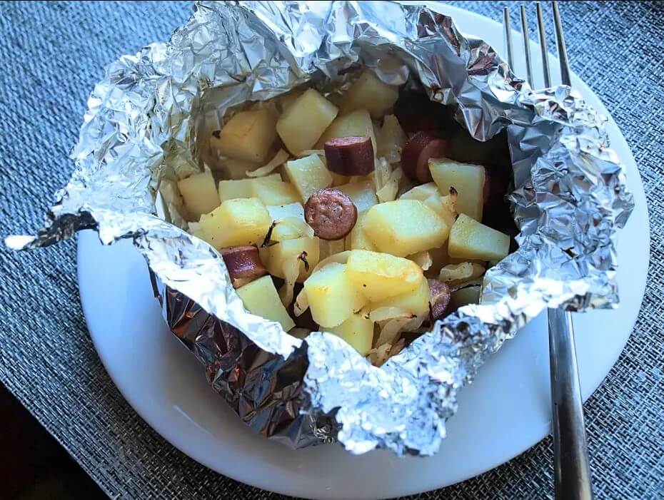 Bulviu-bombos-su-kopustais-ir-desrelemis - Laikas.lt Bulvių bombos su kopūstais ir dešrelėmis