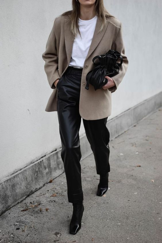 Odiniai-drabuziai-kelnes-thisisglamorous-com - Laikas.lt Odiniai drabužiai. Kelnės. Šaltinis: thisisglamorous.com