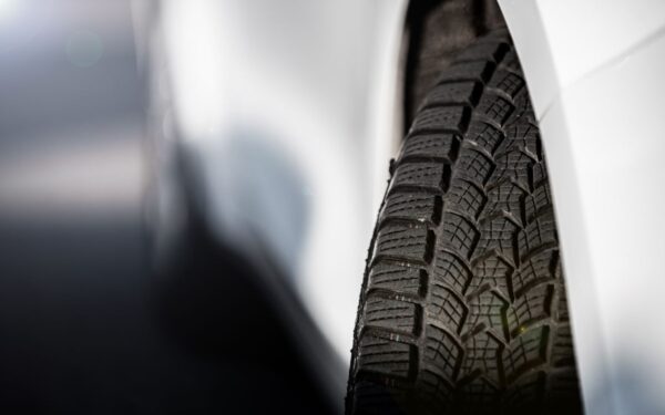 Padangų keitimo metas jau greitai. Profesionalus vairuotojas pasidalijo, ką mano apie žiemines padangas