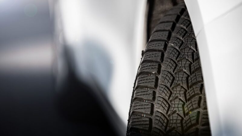 Padangų keitimo metas jau greitai. Profesionalus vairuotojas pasidalijo, ką mano apie žiemines padangas
