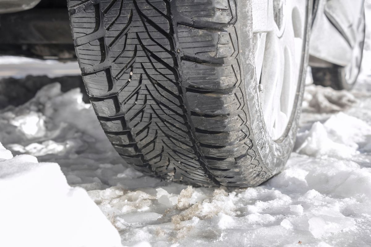 Padangos. Padangų keitimas į žiemines. Tinkamas protektoriaus keitimas