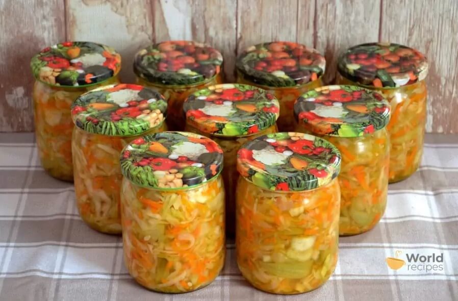 Salotos-ziemai-su-kopustais-agurkais-pomidorais-svogunais-morkomis - Laikas.lt Salotos žiemai su kopūstais, agurkais, svogūnais, morkomis